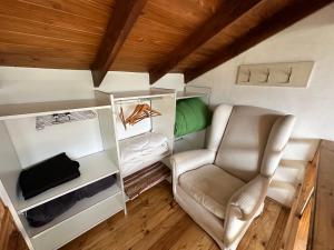 een woonkamer met een bank en een stoel bij alojamiento en Bariloche CIPRES in Bariloche