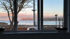una finestra con vista sull'oceano e sulle montagne di Oceanview House a Ballycastle
