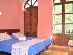 - une chambre avec un lit bleu et une fenêtre dans l'établissement Spectacular central Penthouse with private terrace, à Séville