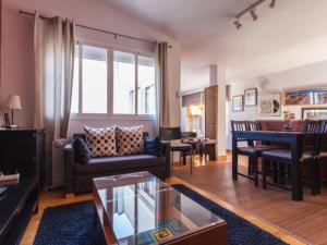 - un salon avec un canapé et une table dans l'établissement Spectacular central Penthouse with private terrace, à Séville