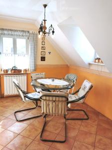 - une salle à manger avec une table et des chaises dans l'établissement Apartmaji ARKO, à Ribnica