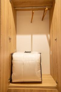 地拉那的住宿－Cozzy Loft-Blloku Downtown，房间里的一个衣柜,上面有白色的袋子