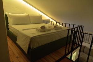 Llit o llits en una habitació de Cozzy Loft-Blloku Downtown