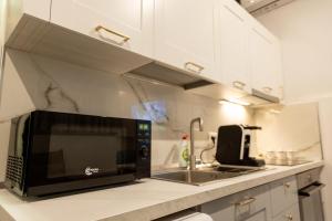 Kuchyň nebo kuchyňský kout v ubytování Cozy Loft-Blloku Downtown