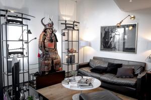 een woonkamer met een standbeeld van een man in een samurai kostuum bij Beautiful Loft 130m2 Sun and free parking in La Garenne-Colombes