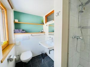 Koupelna v ubytování Haus Feurstein + 37 fotografií