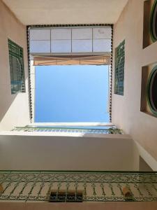 een badkamer met een groot raam in een kamer bij Riad Nour, Maison de charme. in Marrakesh
