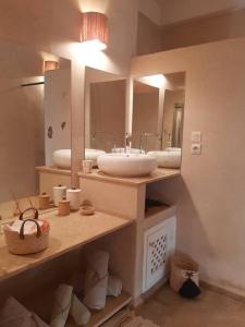 een badkamer met een wastafel en een spiegel bij Riad Nour, Maison de charme. in Marrakesh