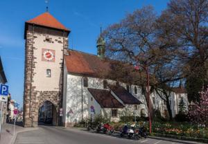 ein großes Gebäude mit einem Uhrturm neben einer Straße in der Unterkunft Luxus Domizil in Villingen-Schwenningen