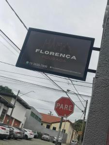 um sinal para uma florence florence fowlereria em Pousada Florença em Amparo