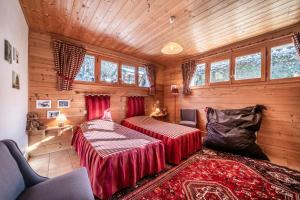 1 dormitorio con 2 camas en una cabaña de madera en Chalet Sun River - 8 pers, en Morzine