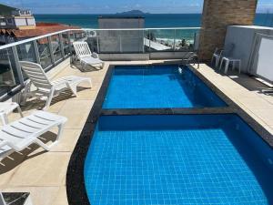 una piscina en la azotea de un edificio en ESPETACULAR, VISTA MAR, PRAIA dos INGLESES - RUA DAS GAIVOTAS, en Florianópolis