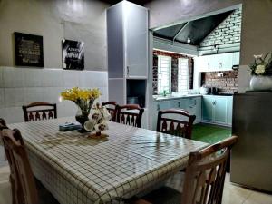 Um restaurante ou outro lugar para comer em Destini Akef Villa 2
