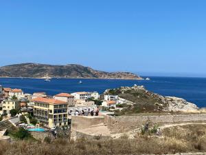 Un gruppo di persone in piedi su una collina vicino all'oceano di COEUR DE CALVI a Calvi