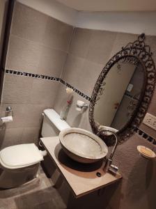 洛馬斯德薩莫拉的住宿－Hostel Dakini Lomas，一间带水槽、卫生间和镜子的浴室