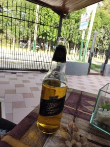eine Flasche Bier auf dem Tisch in der Unterkunft Hostel Dakini Lomas in Partido Lomas de Zamora