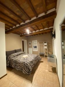 een slaapkamer met een bed met een zebradeken bij Casa Perla in Città di Castello