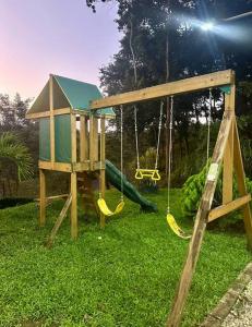 un parque infantil con tobogán y columpio en Descanso en el Bosque, en Quesada