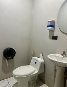 uma casa de banho branca com um WC e um lavatório em Descanso en el Bosque em Quesada