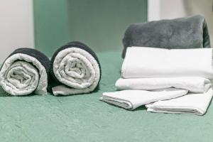 a pile of towels and towels on a green floor at Casa Água Branca, Contagem - prox.arena MRV in Contagem