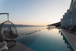 - une piscine sur le côté d'un bâtiment avec eau dans l'établissement Hotel Saint Hildegard, à Omiš