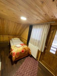 BilborにあるCabana SVAのベッドと窓が備わる小さな客室です。