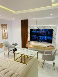 En tv och/eller ett underhållningssystem på Book Atelier Lux Homes! Modern Service Apartment with Amazing Balcony View