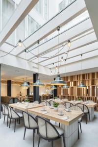 a large dining room with tables and chairs at Sercotel EsteOeste in Lugo