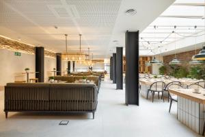 Un restaurante o sitio para comer en Sercotel EsteOeste