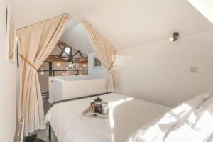 um quarto com uma cama com uma bandeja em The Coach House - Central Hexham em Hexham
