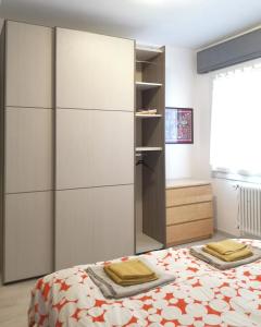 a bedroom with a bed and a closet at Casa Venezia e Riviera in Mirano