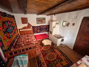 Postel nebo postele na pokoji v ubytování Casuta Muzeu La Artar
