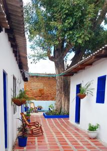 a patio with a tree in the middle of a building at La Marina Hostal in Ríohacha