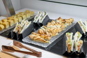 Comida en o cerca de este hotel