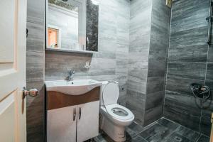 La salle de bains est pourvue de toilettes et d'un lavabo. dans l'établissement SAHRA OTEL, à Istanbul