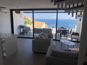 ein Wohnzimmer mit Sofas und Meerblick in der Unterkunft Joan Timoneda Agradable villa con vistas al mar y 2 parking in Roses