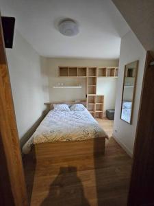 1 dormitorio con 1 cama en una habitación en Le 301 Vercingétorix - Proche Paris & Disney en Champigny-sur-Marne