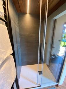 una puerta de ducha de cristal en una habitación en Gasthof Residence Brugghof & Erlhof en Campo Tures