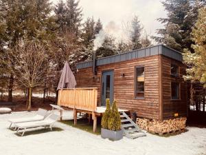 eine kleine Holzhütte mit einem Tisch und einer Bank in der Unterkunft Gasthof Residence Brugghof & Erlhof in Sand in Taufers