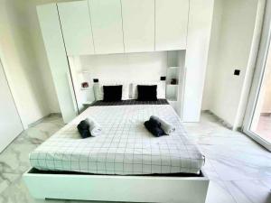 1 dormitorio con 1 cama blanca grande y 2 almohadas en Gran Premio Monza - Autodromo, en Monza