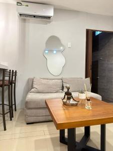 sala de estar con sofá y mesa en Suite Bosque de la Alborada B, en Guayaquil