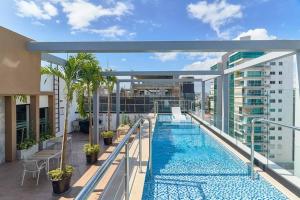 une piscine sur le toit d'un bâtiment dans l'établissement Modern and cozy 1 bedroom apartment, à Saint-Domingue