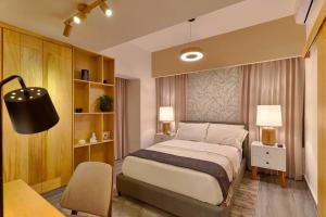 a bedroom with a bed and a desk and a chair at Modern and cozy 1 bedroom apartment in Santo Domingo