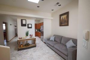 ein Wohnzimmer mit Sofa und Tisch in der Unterkunft *20% New Listing Discount! Tramway Home By Sandias in Albuquerque