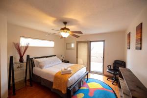ein Schlafzimmer mit einem Bett und einem Deckenventilator in der Unterkunft *20% New Listing Discount! Tramway Home By Sandias in Albuquerque