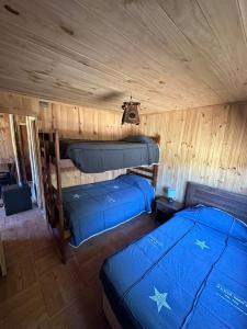 Двухъярусная кровать или двухъярусные кровати в номере Cabañas de Montaña Deumayen
