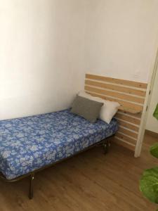 een bank met twee kussens in een kamer bij Nice flat UCAM, UMU, universities. campus espinar in Espinardo