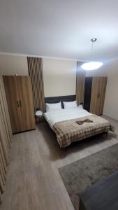 VILA BAKRI kati 2 في إلباسان: غرفة نوم بسرير في غرفة
