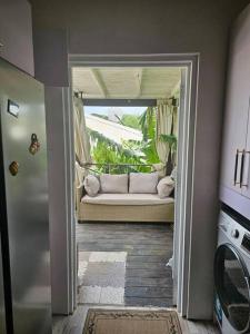 eine Tür, die zu einem Wohnzimmer mit einem Sofa führt in der Unterkunft Harvey's Oasis - Cruise Port, Us Embassy, Oval and Vacation in Bridgetown
