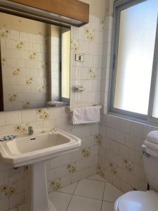 bagno con lavandino e servizi igienici di Hotel Libertador Bernardo O´Higgins a Chillán
